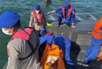 Ditpolairud Polda Jatim evakuasi 2 korban di perairan Lekok