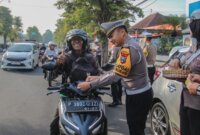 Satlantas Polres Jember bagi cokelat ke pengguna jalan