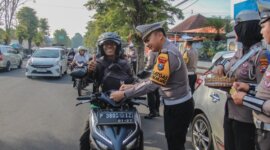Satlantas Polres Jember bagi cokelat ke pengguna jalan