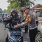 Satlantas Polres Jember bagi cokelat ke pengguna jalan