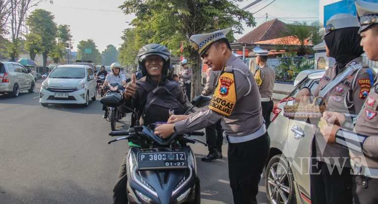 Satlantas Polres Jember bagi cokelat ke pengguna jalan