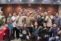 Kapolres Probolinggo AKBP M. Wahyudin Latif bersama para media