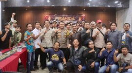 Kapolres Probolinggo AKBP M. Wahyudin Latif bersama para media