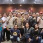 Kapolres Probolinggo AKBP M. Wahyudin Latif bersama para media
