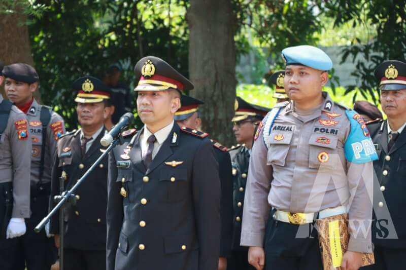 Wakapolres Gresik Kompol Danu Anindhita Kuncoro Putro Pimpin Pemakaman Aipda Syaiful Arif
