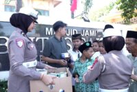 Polwan Polres Gresik bagi makanan usai Sholat Jum'at