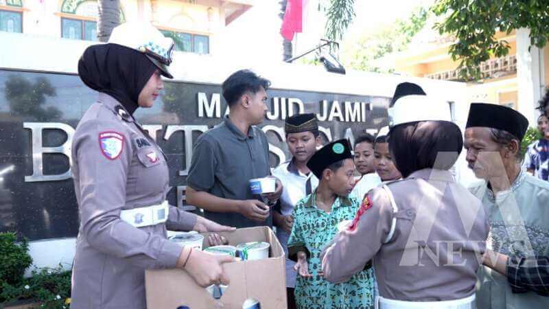 Polwan Polres Gresik bagi makanan usai Sholat Jum'at