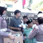 Polwan Polres Gresik bagi makanan usai Sholat Jum'at