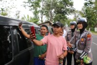 Polwan Polres Bondowoso lakukan pengamanan saat antrian BBM di SPBU