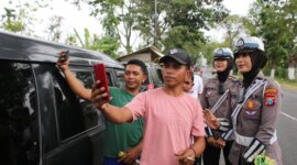 Polwan Polres Bondowoso lakukan pengamanan saat antrian BBM di SPBU