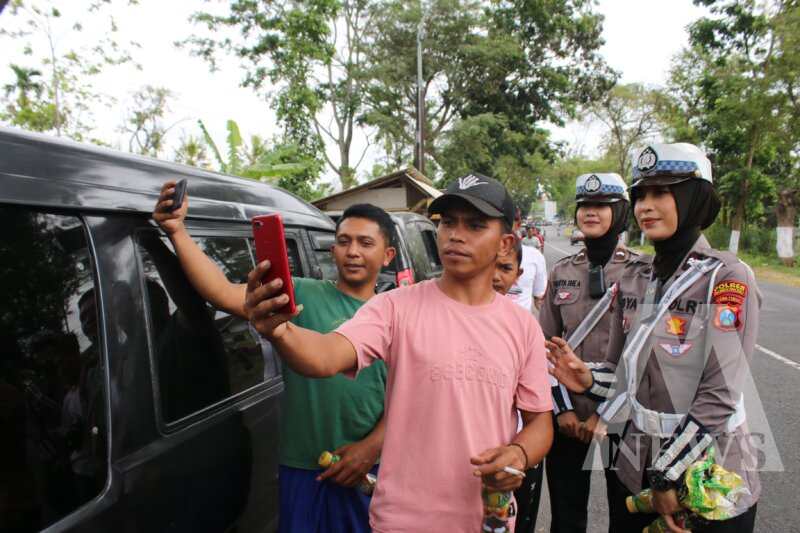 Polwan Polres Bondowoso lakukan pengamanan saat antrian BBM di SPBU