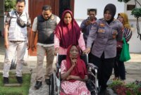 Kasi Humas Polres Probolinggo Iptu  Merdhania Pravita Shanty dampingi penjemputan Ibu Nortaji