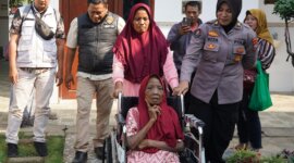 Kasi Humas Polres Probolinggo Iptu  Merdhania Pravita Shanty dampingi penjemputan Ibu Nortaji