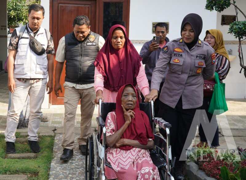 Kasi Humas Polres Probolinggo Iptu  Merdhania Pravita Shanty dampingi penjemputan Ibu Nortaji
