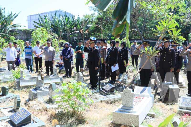 Polres Gresik beri penghormatan terakhir