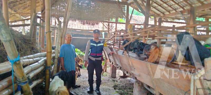 Bhabinkamtibmas sambangi peternakan warga Jatirejo
