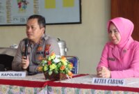 Kapolres Nganjuk AKBP Henri Noveri Santoso didampingi ketua Bhayangkari cabang Nganjuk Ny. Agnes Henri