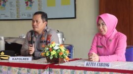 Kapolres Nganjuk AKBP Henri Noveri Santoso didampingi ketua Bhayangkari cabang Nganjuk Ny. Agnes Henri