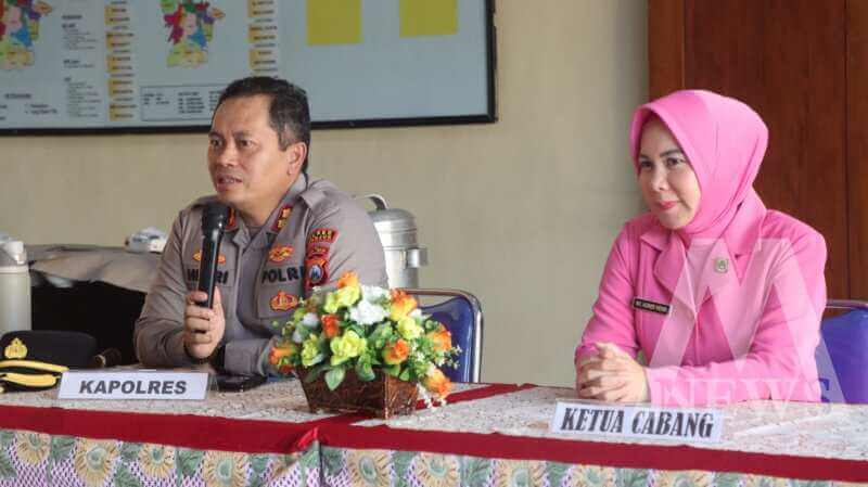 Kapolres Nganjuk AKBP Henri Noveri Santoso didampingi ketua Bhayangkari cabang Nganjuk Ny. Agnes Henri