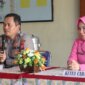 Kapolres Nganjuk AKBP Henri Noveri Santoso didampingi ketua Bhayangkari cabang Nganjuk Ny. Agnes Henri