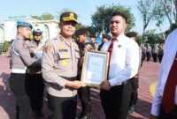Kapolres Gresik AKBP Rovan Richard Mahenu beri penghargaan anggota berprestasi