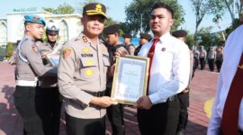 Kapolres Gresik AKBP Rovan Richard Mahenu beri penghargaan anggota berprestasi