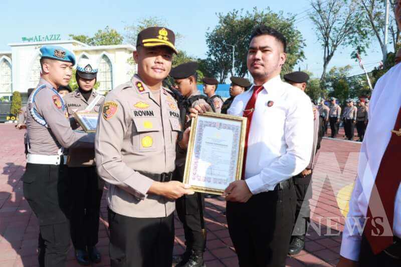 Kapolres Gresik AKBP Rovan Richard Mahenu beri penghargaan anggota berprestasi