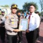Kapolres Gresik AKBP Rovan Richard Mahenu beri penghargaan anggota berprestasi