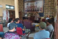 Polisi tenangkan warga di kantor Desa