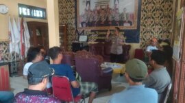 Polisi tenangkan warga di kantor Desa