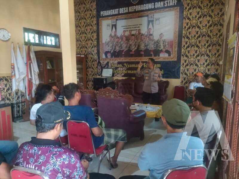 Polisi tenangkan warga di kantor Desa