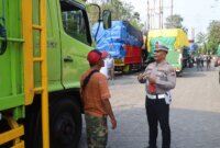 Kasatlantas Polres Tanjung Perak AKP Imam Saifudin Rodji bagikan bendera