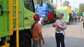 Kasatlantas Polres Tanjung Perak AKP Imam Saifudin Rodji bagikan bendera