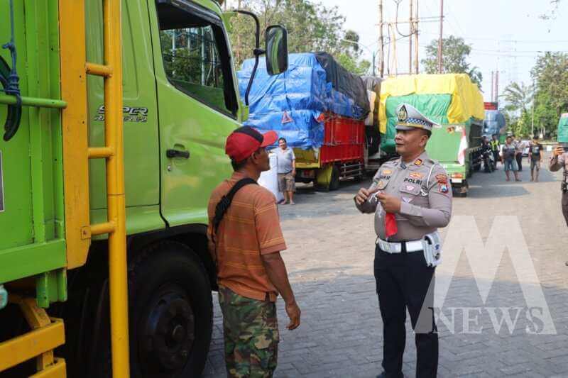 Kasatlantas Polres Tanjung Perak AKP Imam Saifudin Rodji bagikan bendera
