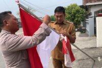 Polsek Cerme bagikan bendera merah putih