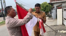 Polsek Cerme bagikan bendera merah putih