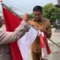 Polsek Cerme bagikan bendera merah putih