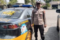 Polres Nganjuk pasang stiker hotline 110 di mobil dinas
