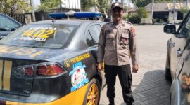 Polres Nganjuk pasang stiker hotline 110 di mobil dinas
