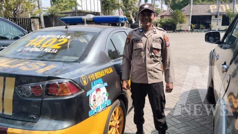 Polres Nganjuk pasang stiker hotline 110 di mobil dinas