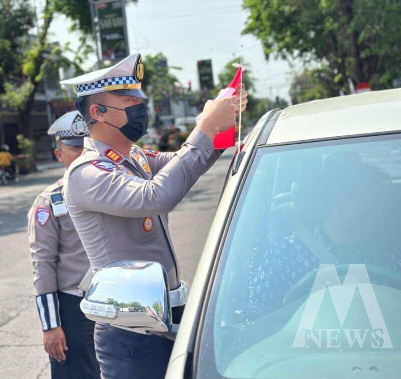 Kasatlantas Polres Nganjuk AKP Ivan Danara Oktavian bagikan bendera Merah Putih