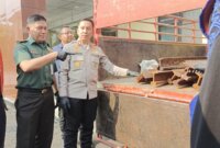 Kapolres Bojonegoro AKBP Afrian Satya Permadi tunjukkan barang buktinya