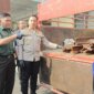Kapolres Bojonegoro AKBP Afrian Satya Permadi tunjukkan barang buktinya