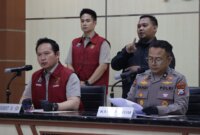 Kasubdit IV Tipidter Polda Jatim AKBP Damus Asa didampingi Kompol Gandi Darma Yudanto
