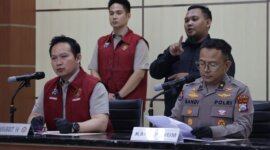 Kasubdit IV Tipidter Polda Jatim AKBP Damus Asa didampingi Kompol Gandi Darma Yudanto