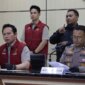 Kasubdit IV Tipidter Polda Jatim AKBP Damus Asa didampingi Kompol Gandi Darma Yudanto