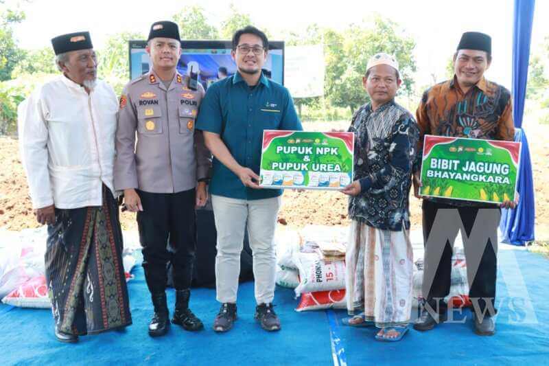 Kapolres Gresik AKBP Rovan Richard Mahenu saat tanam jagung serentak