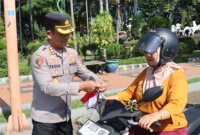 Wakapolresta Banyuwangi AKBP Teguh Priyo Wasono bagi bendera merah putih