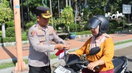Wakapolresta Banyuwangi AKBP Teguh Priyo Wasono bagi bendera merah putih