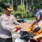 Wakapolresta Banyuwangi AKBP Teguh Priyo Wasono bagi bendera merah putih
